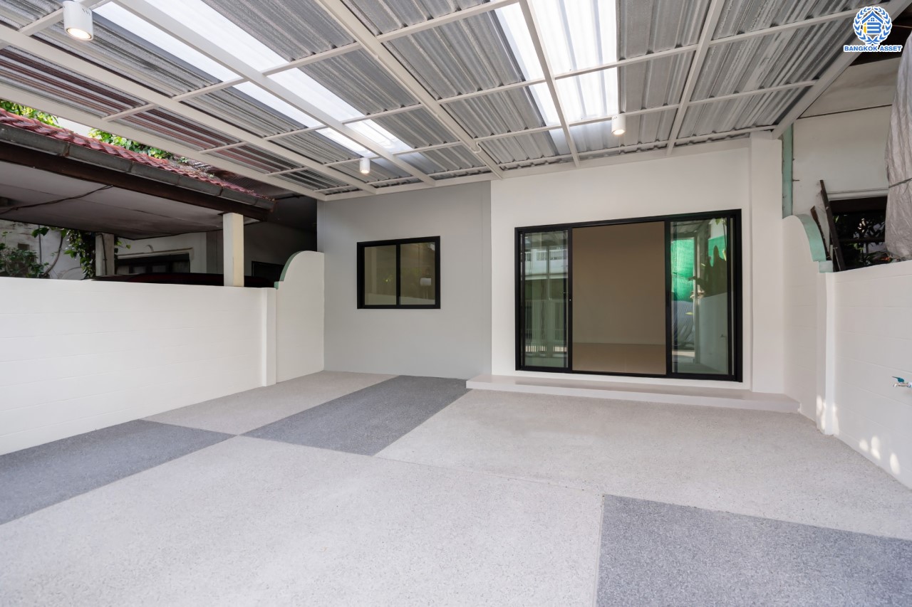 บ้านมือสองตกแต่งใหม่ หน้าโครงการติดรถไฟฟ้า "สถานีไทรม้า"!! ม.ซื่อตรง รัตนาธิเบศร์ ทาวน์เฮ้าส์ หลังใหญ่ เนื้อที่ 26 ตร.ว. ฟังก์ชัน 3 ห้องนอน 2 ห้องน้ำ 1 ที่จอดรถ ทำเลใกล้ เซ็นทรัลรัตนาธิเบศร์ และทางด่วน "งามวงศ์วาน"